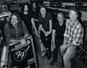 Foo Fighters lançam novo single "Asking for a Friend" e anunciam turnê norte-americana com Queens of the Stone Age Foofightersoct2025press 638