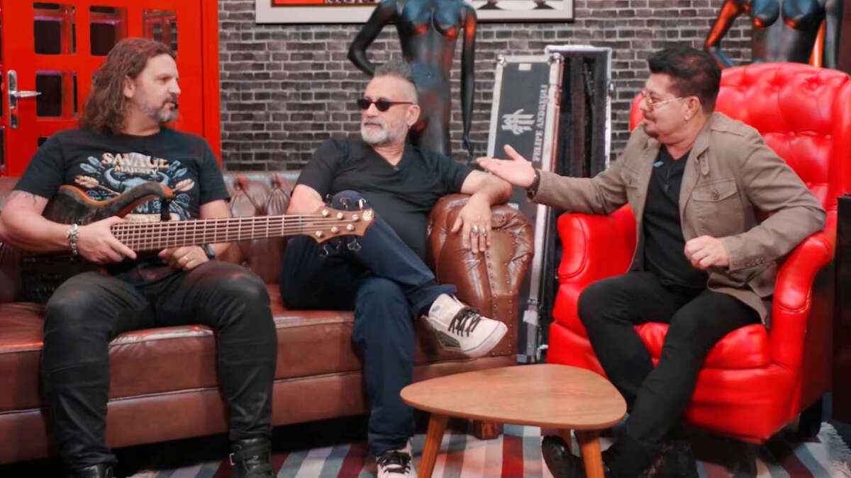 Regis Tadeu Assino Embaixo