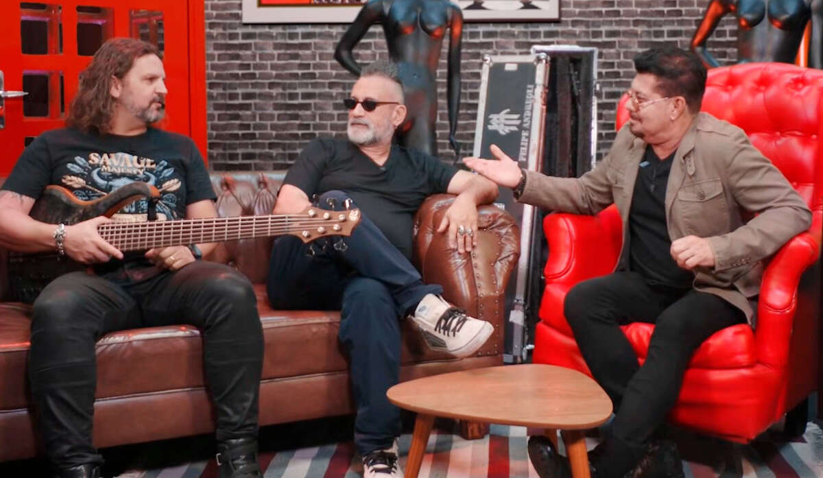 Regis Tadeu Assino Embaixo